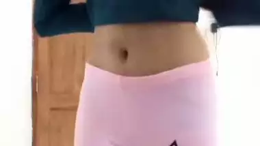 Young desi nude girl strips down her saree on camera