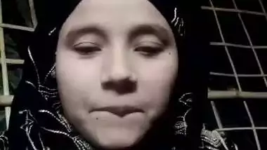 Muslim wife showing her beautiful pussy on cam