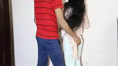 Indian Bhabhi Ko Help Karne Ke Bahane Chida