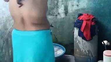 Mature aunty topless bathing caught on camera