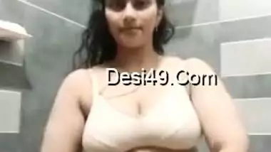 Desi XXX belle strips to boast of her natural curves in the shower