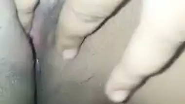 College Desi XXX girl showing her sweet pink pussy on camera