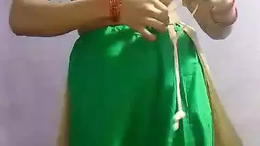 Married lady strips and shows her desi nude body to her BF