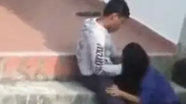 Indian lovers outdoor blowjob sex MMS video goes viral