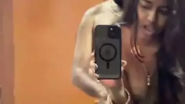 Tamil girl giving handjob to boyfriend in front of mirror