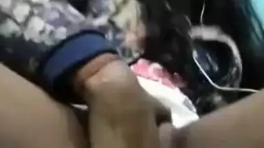 Cute college Desi girl plays with XXX virgin pussy in the MMS video